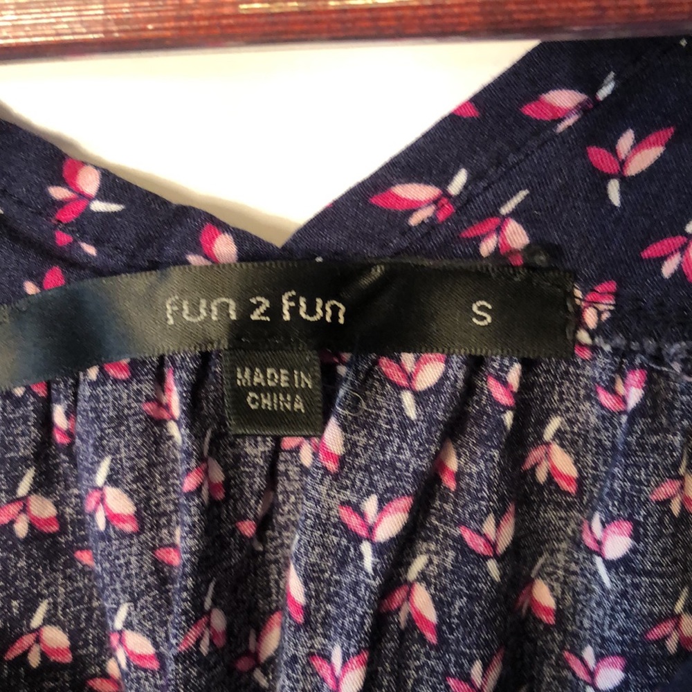 Fun 2 Fun cap sleeve top sz S - Picture 3 of 5